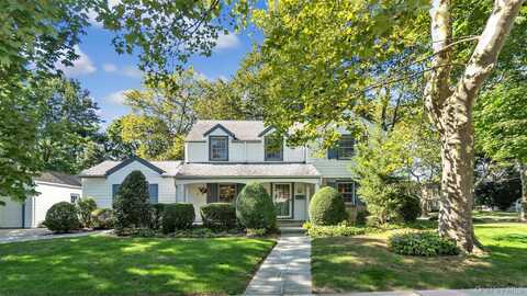 35 Carlton Street, Malverne, NY 11565