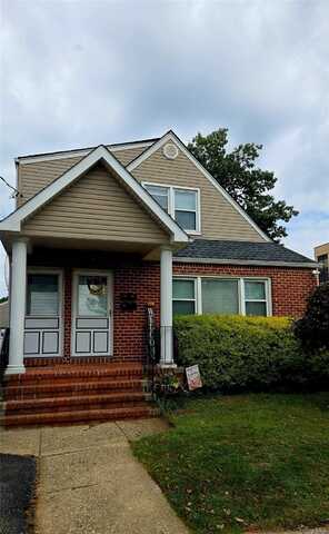 222 Cleveland Avenue, Mineola, NY 11501