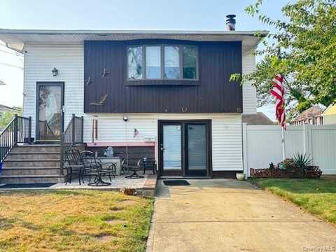 15 E Clearwater Road, Lindenhurst, NY 11757