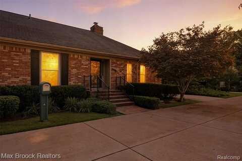 1829 Stonycroft Lane, Bloomfield Hills, MI 48304