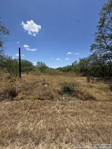 404 avenue j, Christine, TX 78012