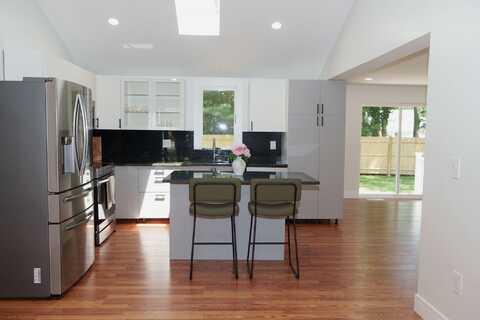 10 E Lake Rd, West Yarmouth, MA 02673