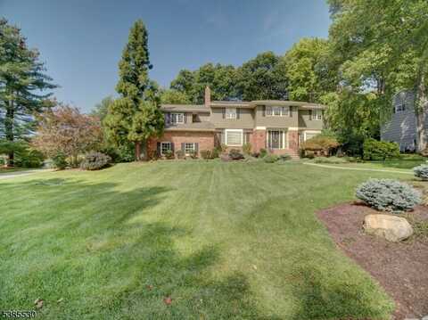 44 Maple Dr, North Caldwell, NJ 07006