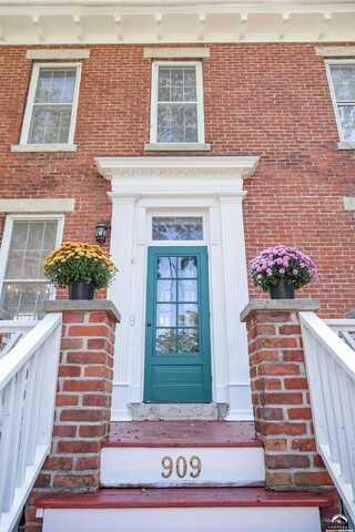 909 W 6th Street, Lawrence, KS 66044