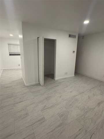 30 SE 4th Ave, Hallandale Beach, FL 33009