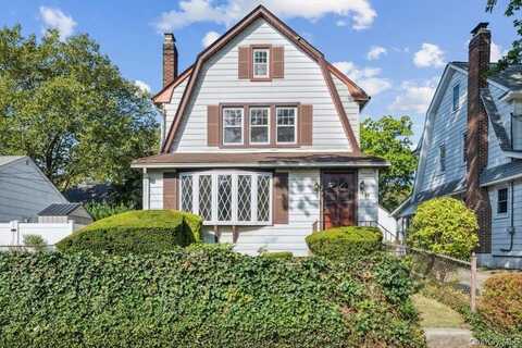 39 Linmouth Road, Malverne, NY 11565
