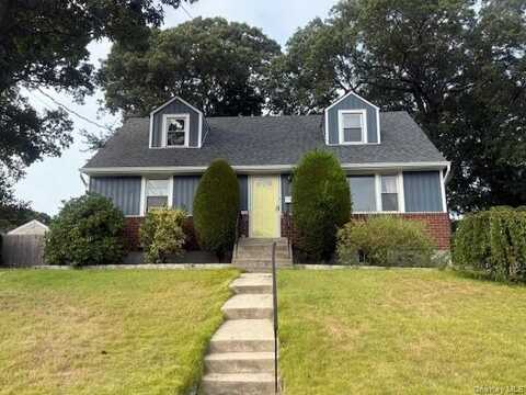 15 N Leech Circle Drive, Glen Cove, NY 11542