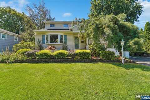 16-06 Lucena Drive, Fair Lawn, NJ 07410