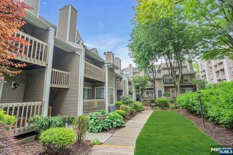 548 Windsor Drive 548, Palisades Park, NJ 07650
