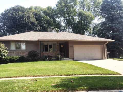 3104 Locust Ct, Sioux City, IA 51106