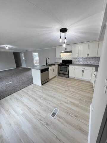 5400 Parker Henderson Rd, Fort Worth, TX 76119