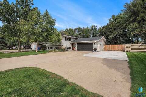 1408 NE 3rd St, Madison, SD 57042