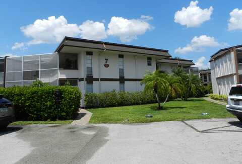 6 Greenway Village N, Royal Palm Beach, FL 33411
