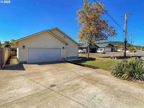 427 S STATE ST, Sutherlin, OR 97479