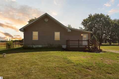 8208 N Grafton Road, Alma, MI 48801