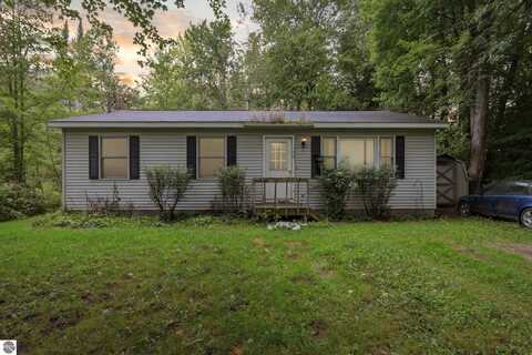 142 Fern Avenue, Cadillac, MI 49601