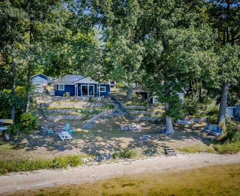 6645 S Lorne Drive, Pentwater, MI 49449
