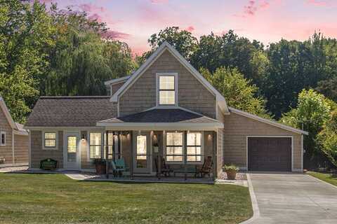 389 W Center Street, Douglas, MI 49406