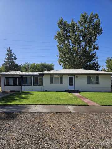 161 SW 9th St, Ontario, OR 97914