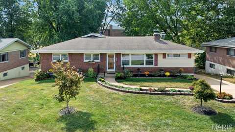 8867 Red Oak Drive, Crestwood, MO 63126