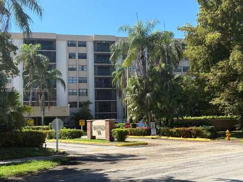 900 NE 195th St, Miami, FL 33179