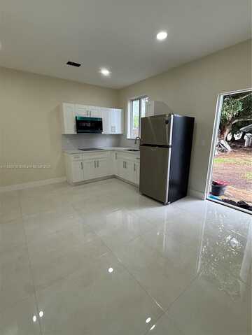 559 NW 2nd St, Florida City, FL 33034