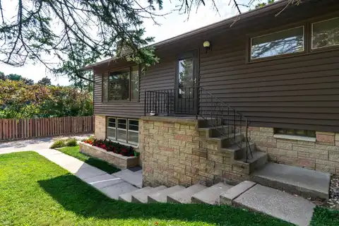 601 4th St, La Crescent, MN 55947