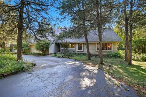 35048 Wayfare Trl, Oconomowoc, WI 53066