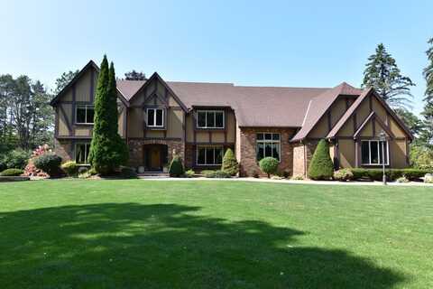 W148n7497 Woodland Dr, Menomonee Falls, WI 53051