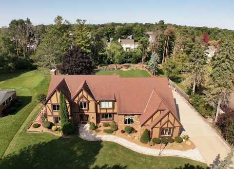 W148n7497 Woodland Dr, Menomonee Falls, WI 53051