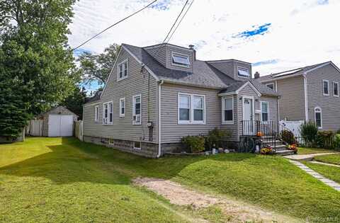 7 Bailey Avenue, Babylon, NY 11702