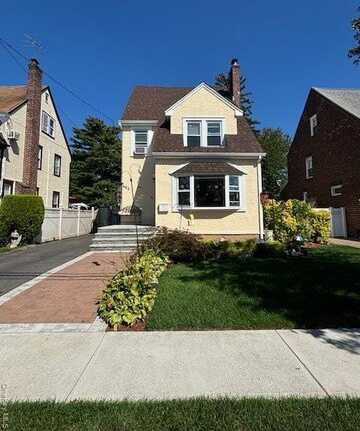 452 Macatee Place, Mineola, NY 11501