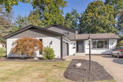 621 Van Oaks Drive, Amherst, OH 44001