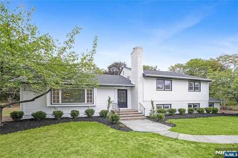 15 Sunrise Lane, Upper Saddle River, NJ 07458