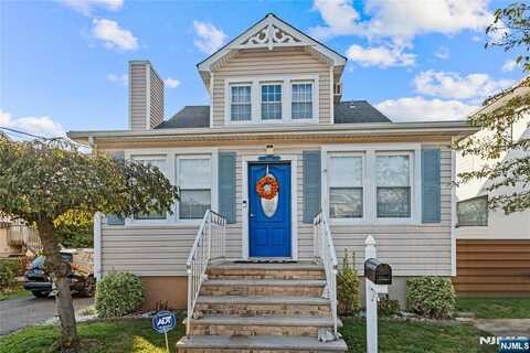 1041 Stonewall Lane, Secaucus, NJ 07094