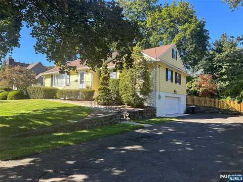 429 Colwell Court, Ridgewood, NJ 07450