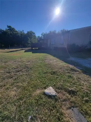 425 Country Living Drive, Newark, TX 76071