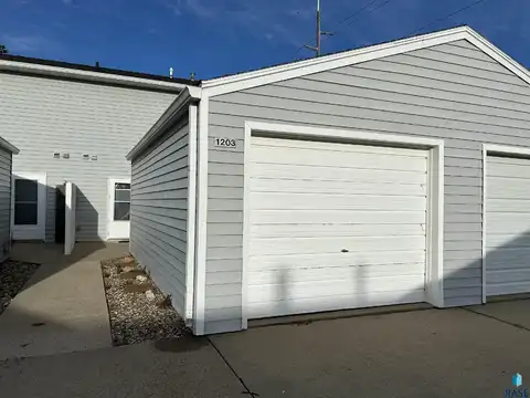 1203 S Newport Pl, Sioux Falls, SD 57106