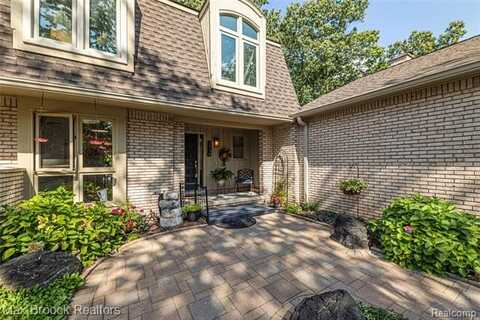 1136 Meadowglen Court N, Bloomfield Hills, MI 48304