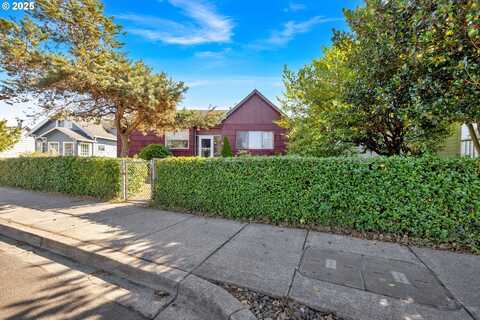835 N HOLLADAY DR, Seaside, OR 97138