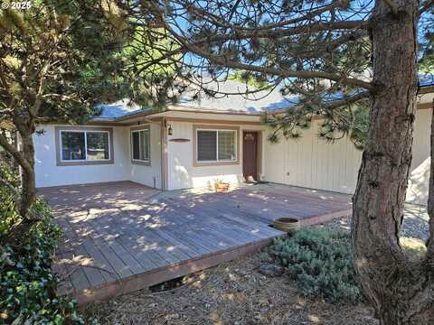 736 EDWARDS AVE, Coos Bay, OR 97420