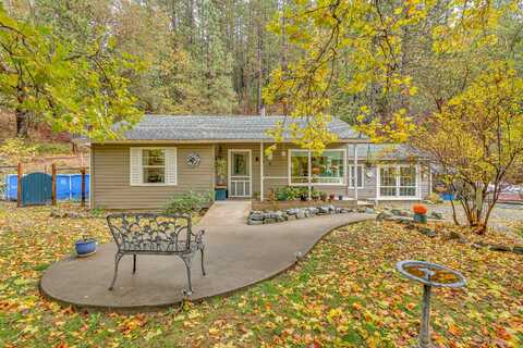 7196 E Evans Creek Road, Rogue River, OR 97537