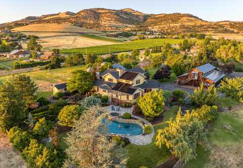 4050 Royal Crest Road, Medford, OR 97504