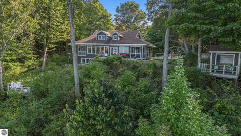 3190 Lakeview Drive, Beulah, MI 49617