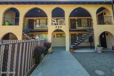 703 S 38th Ave, Yakima, WA 98901