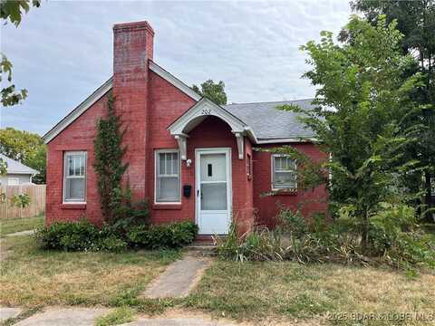 202 S Maple Street, Versailles, MO 65084