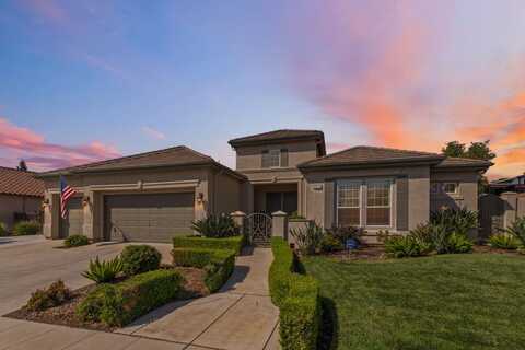 1914 Greenfield Avenue N, Clovis, CA 93619