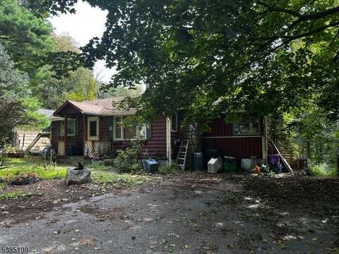8 Shawondasee Rd, Vernon, NJ 07422