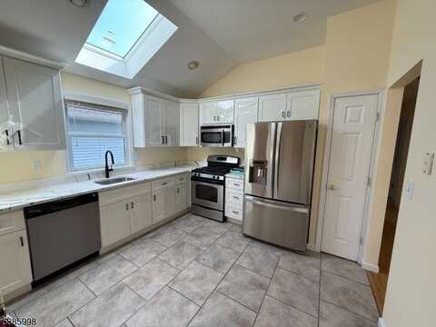 28 Caldwell Rd, Whippany, NJ 07054
