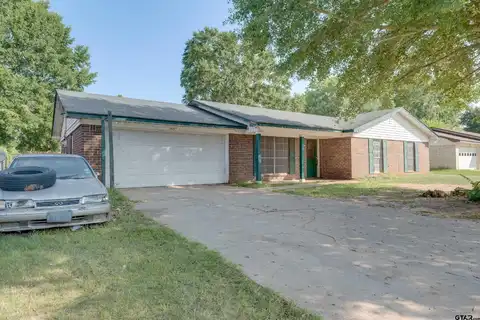 305 Larkspur Ln, Palestine, TX 75803